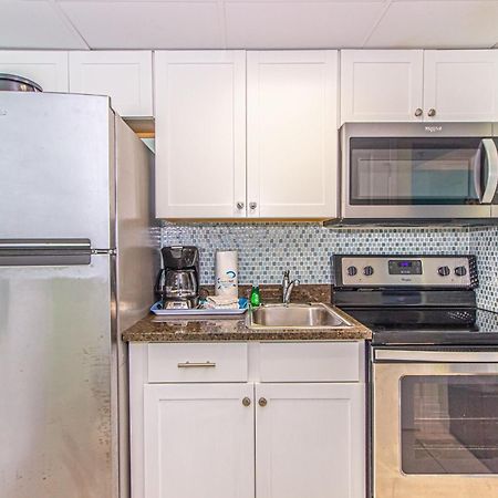 Oversized Ocean View Queen Suite With Beautiful Fireplace And Accents - Sleeps 4 Guests! Myrtle Beach Chambre photo