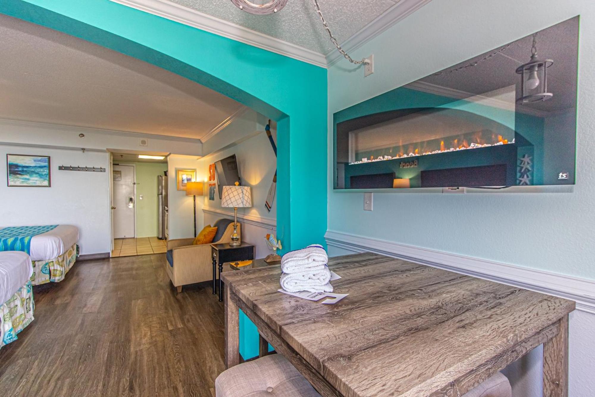 Oversized Ocean View Queen Suite With Beautiful Fireplace And Accents - Sleeps 4 Guests! Myrtle Beach Chambre photo