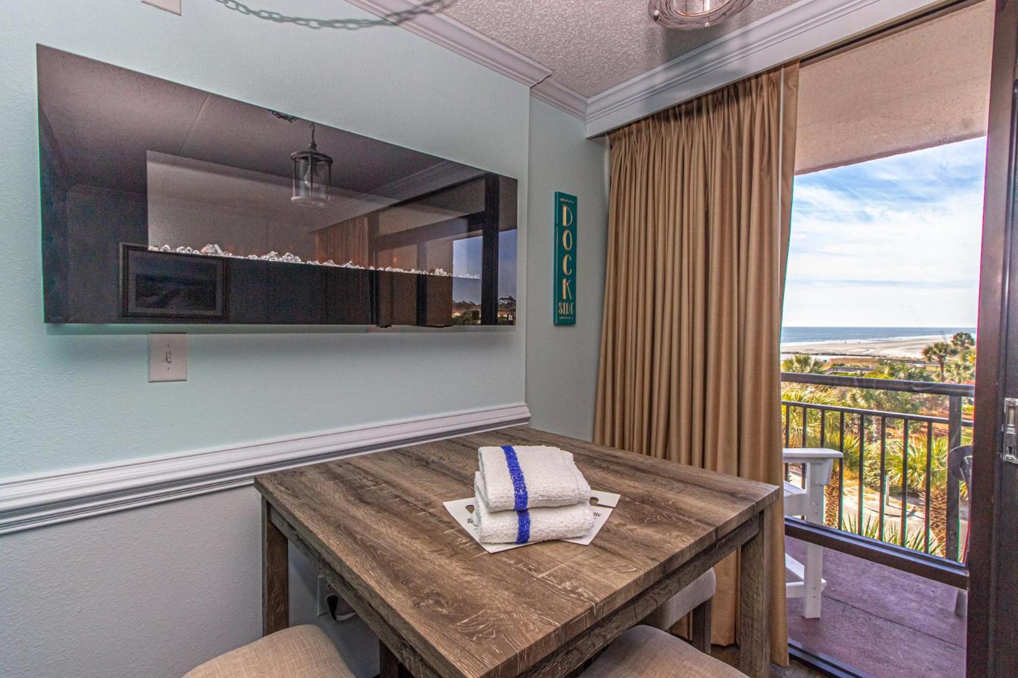 Oversized Ocean View Queen Suite With Beautiful Fireplace And Accents - Sleeps 4 Guests! Myrtle Beach Chambre photo